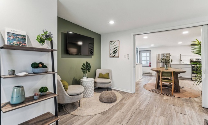 Kensington Casa | Romantic 1BD Suite with KING BED, Luxury Staycation