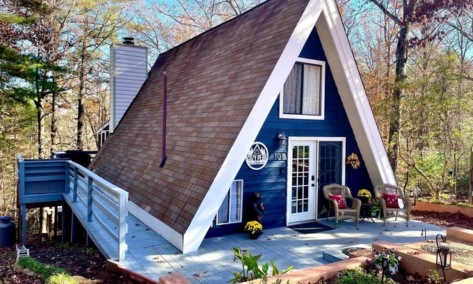 Lake Lure Cabina | Romantic A-Frame Cabin with Hot Tub + Netflix