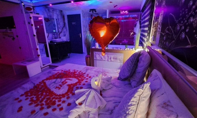Carpentras Villa | Romantic accommodation with heated indoor pool, sauna, spa, roof top kitchen