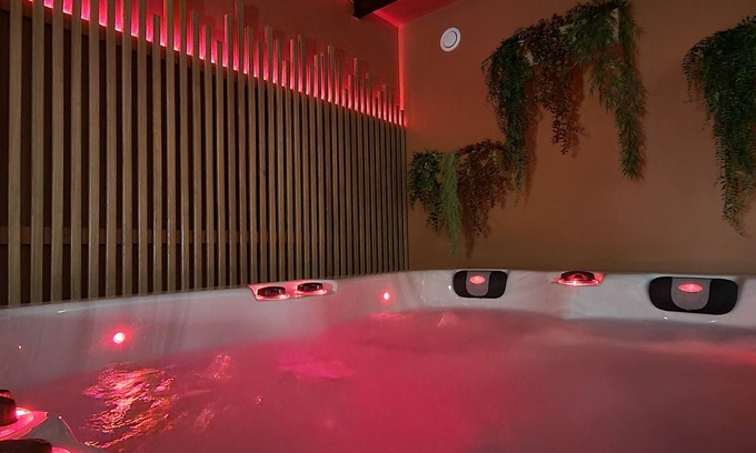 Heming Apartamento | Romantic and Well-Being Loft with Spa, Sauna, Tantra Armchair.