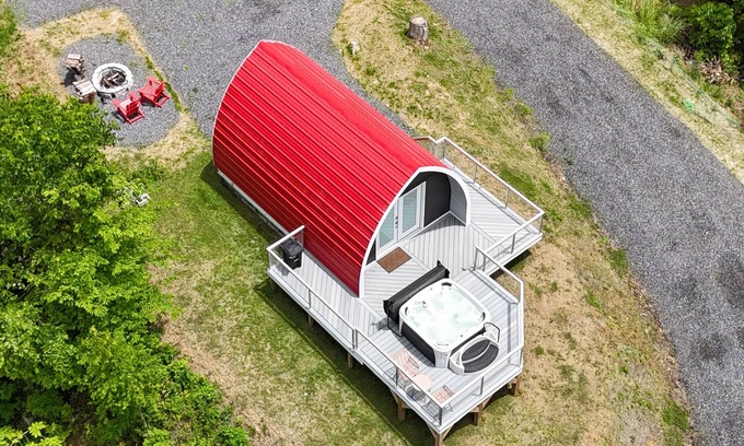 Bakersville Cabina | Romantic Blue Ridge Mountain cabin with hot tub, view and fire pit - Red