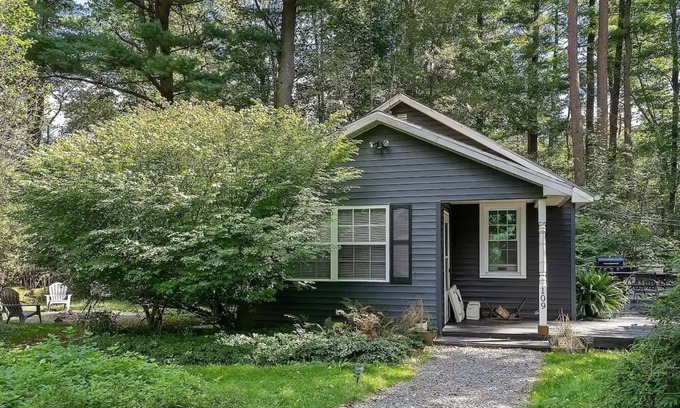Pocono Pines Cabina | Romantic Bungalow Amongst the Pines