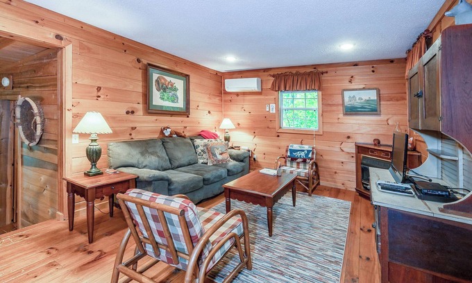 Lake Toxaway Cabina | Romantic Bungalow - Hike to Dozens of Waterfalls