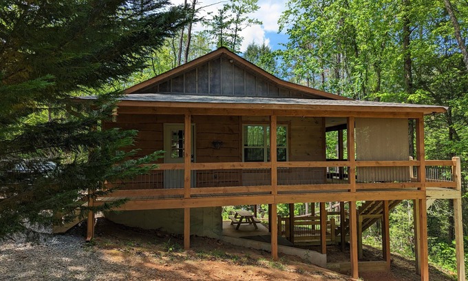 Cashes Valley Cabina | Romantic Cabin for 2, Hot Tub, wifi 10min from BR, hiking and waterfalls near