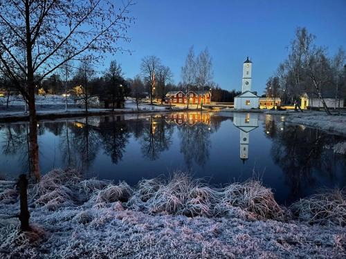 Stjarnsund Casa | Romantic Cabin right on the lake with fire place