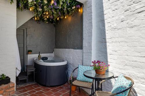 Chester Casa | Romantic canal-side cottage with hot tub