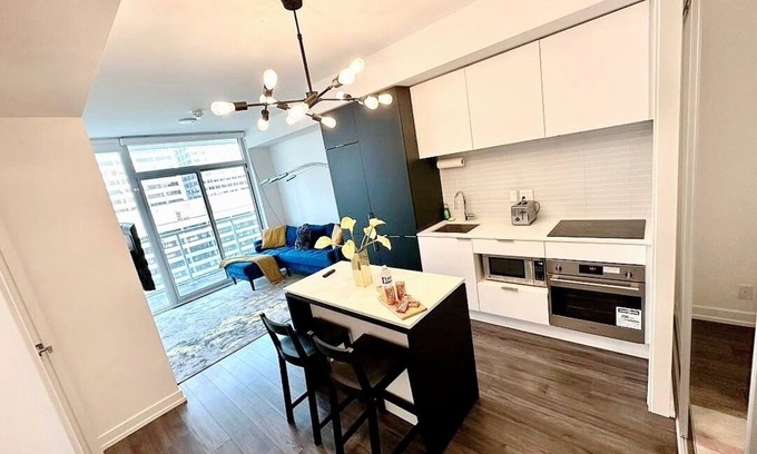 Lawrence Park South Condominio | Romantic condo in a vibrant neighborhood, steps to all necessities/Big city life