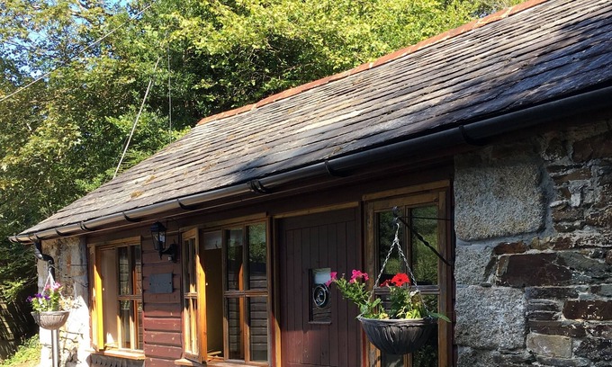 Cardinham Cabaña | Romantic, cosy, Cornish cottage in woodland - great walking & wildlife spotting!