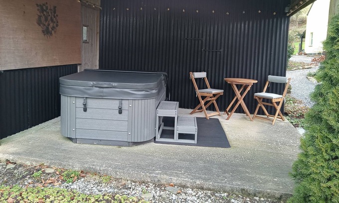 Caio Cabina | Romantic cosy railway carriage with hot tub and garden.