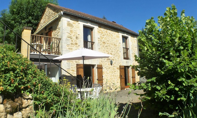 Castels Casa | Romantic cottage with huge swimming pool walking distance from medieval village