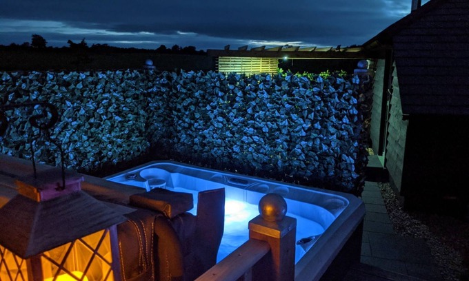 Chipping Norton Casa | Romantic Cotswold Barn, with Private Hot Tub plus walk to Diddly Squat Farm Shop