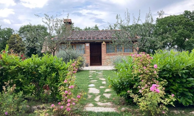 Torrita di Siena Cabaña | Romantic Cottage furnished in country style in the hills of Tuscany.