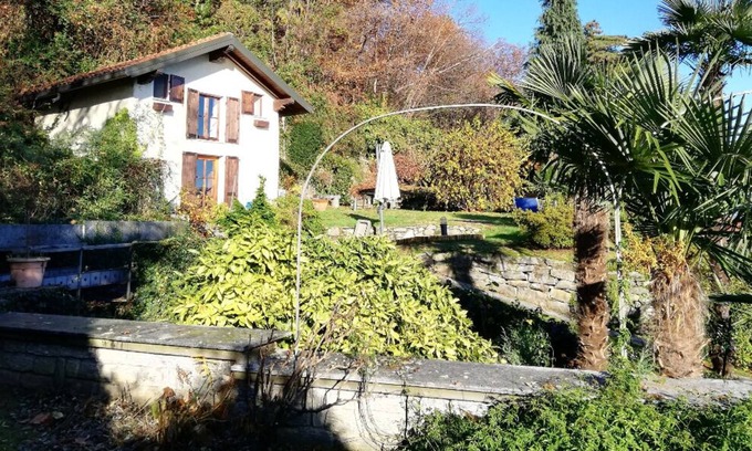 Belgirate Casa | Romántica cabaña rodeada de vegetación con vista al lago