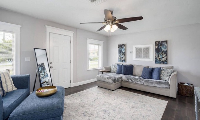 Varnum Park Cabaña | Romantic Cottage in Eau Gallie District, POOL,Pickleball/basketball courts