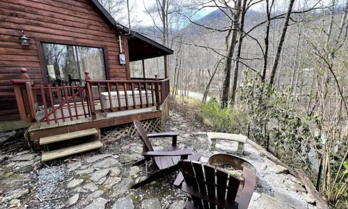 Whittier Cabina | Romantic Creekside Cabin w/hot tub Near Smoky Mountains National Park