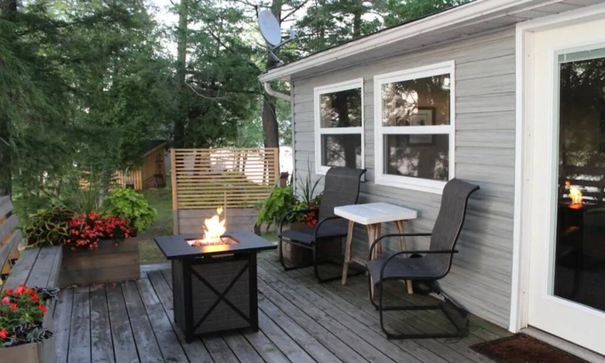 Sharbot Lake Cabaña | Romantic dockside retreat.