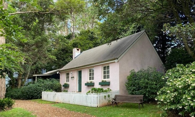 North Tamborine Cabaña | Romantic English Cottage on Tamborine Mountain, Double Spa and Wood Fire Place