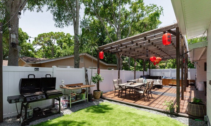 Madeira Beach Villa | Romantic Florida villa with hot tub - 5 mins from beautiful Madeira Beach!!!!!!!