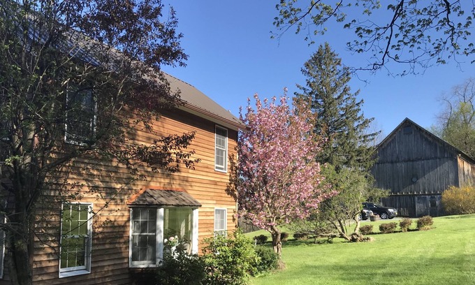 Canandaigua Otro | Romantic FLX Getaway on 14 Acres with Pool, Close to Wineries