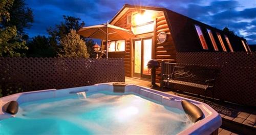 Sugarcreek Casa | Romantic Forest Cabin with Amazing Private Deck and Spa in Ohio