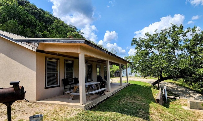 Leakey Casa | Romantic Frio Getaway