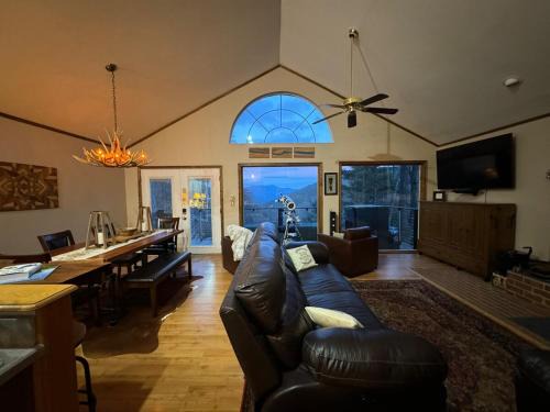 Roseland Casa | Romantic Getaway or Family Vacay with Mountain Views & Hot Tub