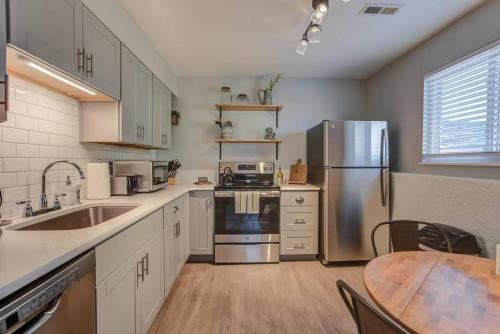 Colorado Springs Casa | Romantic Getaway Base of Mountains Parks & Trails