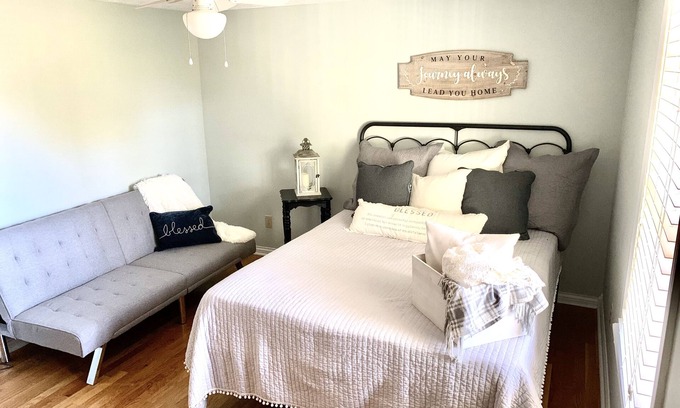 Gilbertsville Casa | Romantic getaway with hot tub!