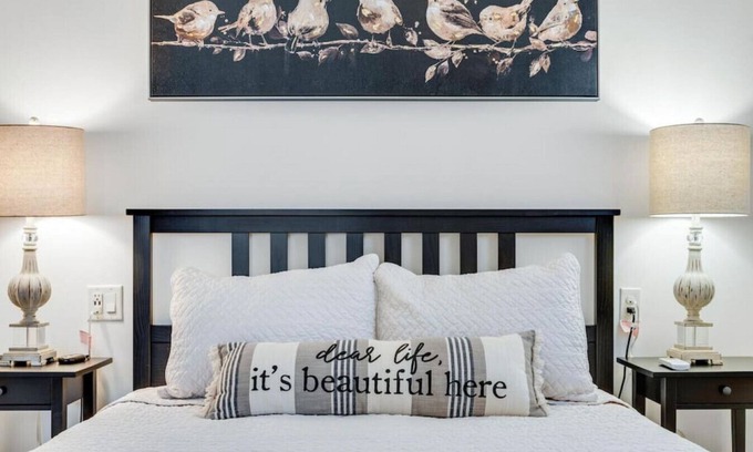 Berlin Apartamento | Romantic Getaway with Private Patio and Hot Tub on Main Street - Magnolia Suite
