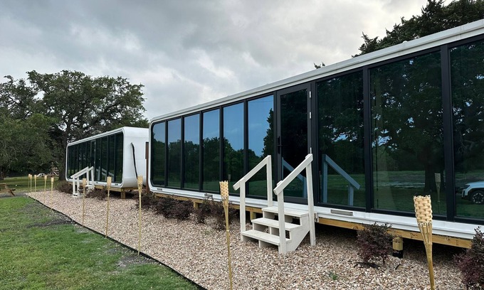 Flatonia Cabina | Romantic Glamping Elon's Tiny house 2-bedroom, 2-Queen Beds in Flatonia