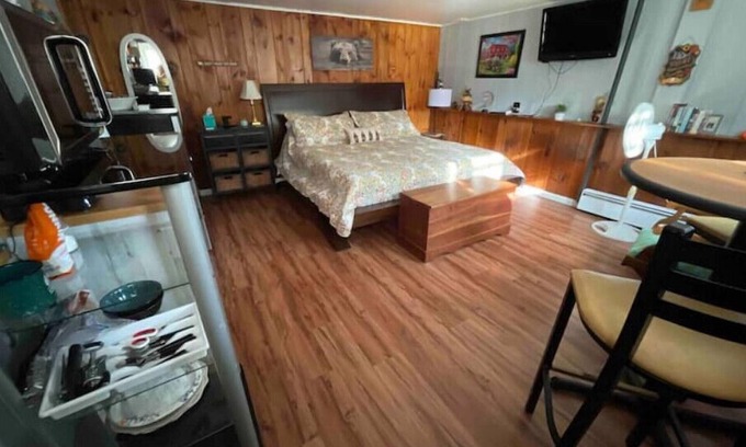 Warrensburg Apartamento | Romantic Hideaway- 6 Minutes from Lake George