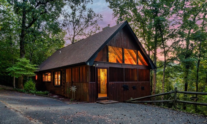 Sevierville Cabina | Romantic Hideaway: Near Dollywood & Outlets Intimate, Fireplace, Private Hot Tub