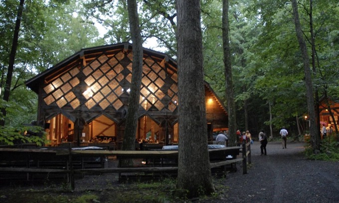 Woodstock Cabaña | Cabaña romántica + histórica del artista en bosques privados ~ despertar al canto de los pájaros!