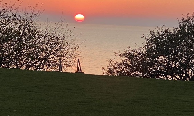 Ashfield-Colborne-Wawanosh Cabaña | Romantic Huron Waterfront Cottage/ pet friendly / Private Beach/OutShower/ pool