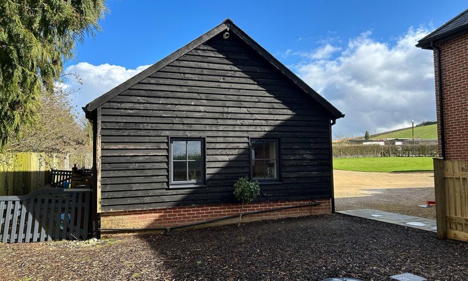 Farley Cabina | Romantic King Bed Countryside Couples Cabin