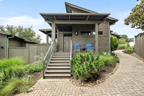 Spicewood Casa | Romantic Lake Retreat - Deck, BBQ Grill & Patio