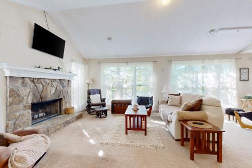 Topton Casa | Romantic Lake Retreat