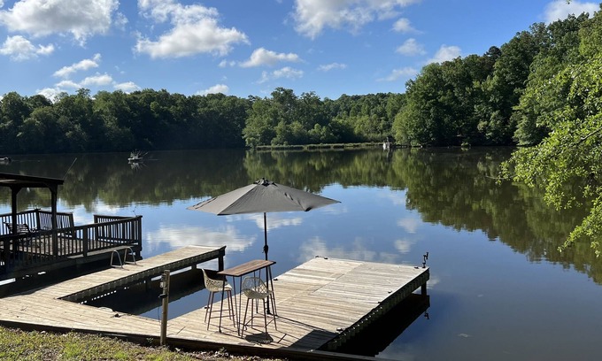 Anderson Cabaña | Romantic LAKEFRONT House with Private Dock-Golf Nearby