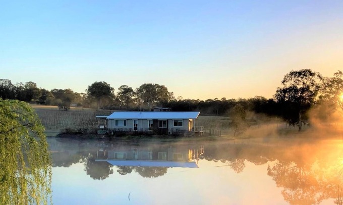 Lovedale Casa | Romantic lakehouse set in a private vineyard in the Hunter Valley
