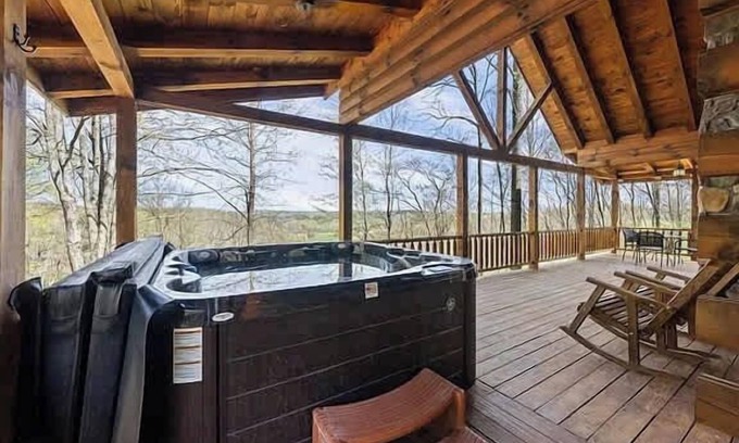 Logan Cabina | Romantic Log Cabin Hot Tub Fireplace View