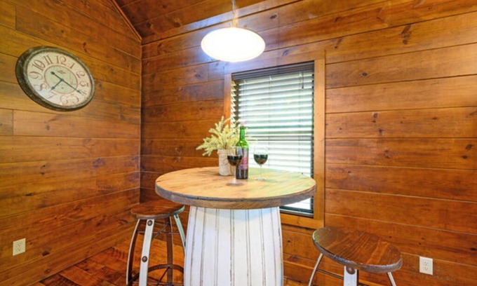 Ringold Cabina | Romantic log cabin w/private heart-shaped hot tub and fireplace for two
