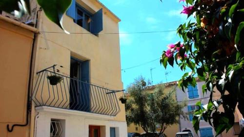 Meze Casa | Romantic Maison de Pecheur sparkling sea views