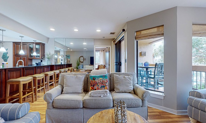 Shelter Cove Condominio | Romantic Marina View Condo w/ Free WiFi, Balconies, Washer/Dryer, & Shared Pool