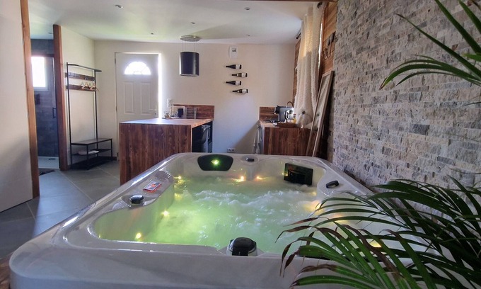Chabottes Apartamento | Romantic mountain escape, private Jacuzzi.