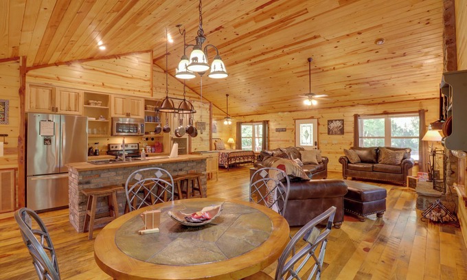 Mountain View Cabaña | Romantic Mountain View Cabin Rental Near Downtown!