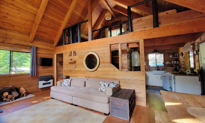 D'Arcy Cabina | Romantic Off-Grid Cabin Stargaze & Unwind