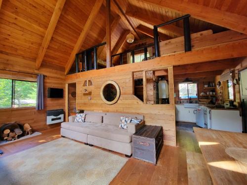 D'Arcy Chalet De Esquí | Romantic Off-Grid Cabin by Glacier lake