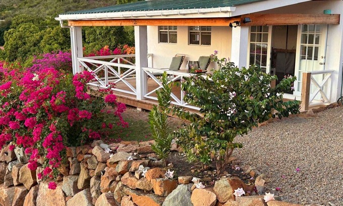 Johnson's Point Apartamento | Romantic Off-Grid Sea View Retreat / Walk to Beach