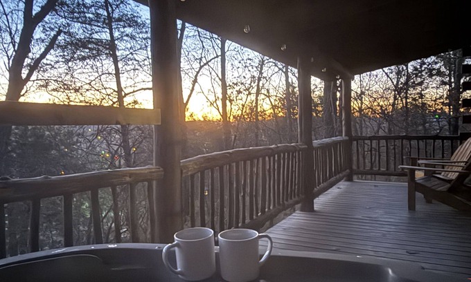 Branson Cabina | Escape to Romance | Log Cabin + Hot Tub