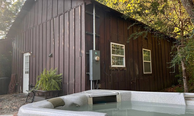 Mena Casa | Romantic Paris Themed Cabin with HotTub and Parking for ATV's